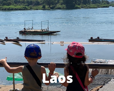 jadéon regarde un fleuve au Laos