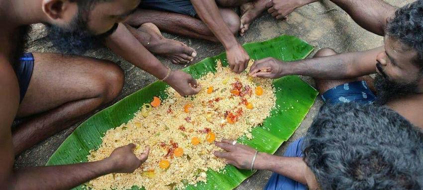 Des sri lankais partagent un plat
