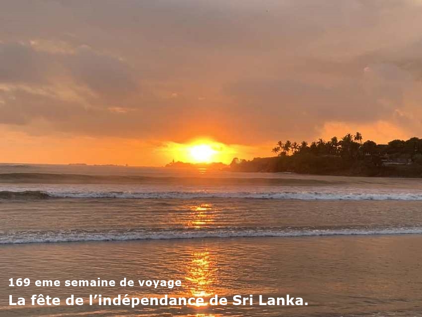coucher de soleil sur une plage a Sri Lanka