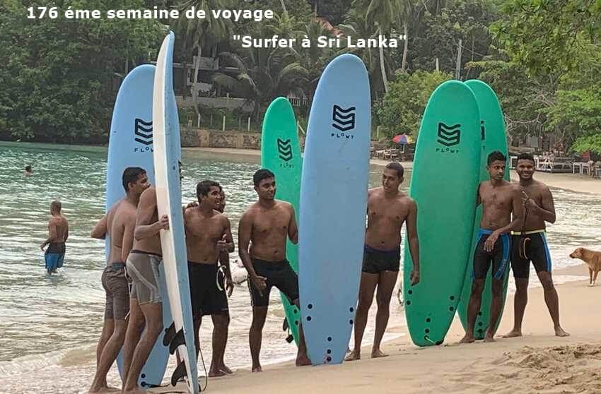 Des surfeurs de Sri Lanka