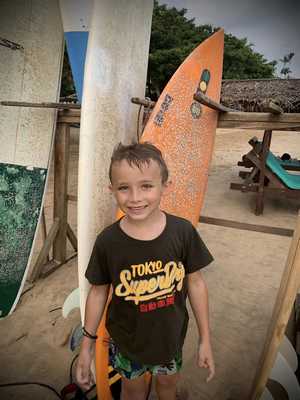 Léon et sa planche de surf
