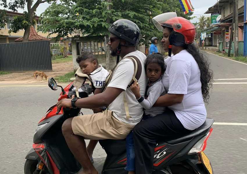 quatre sri lankais sur un scooter