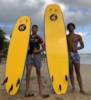 Matheo et Kilian font du surf