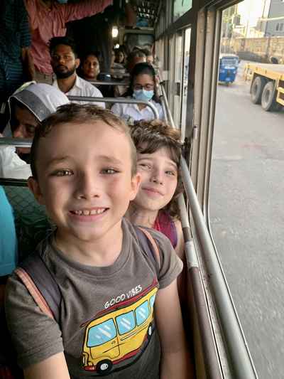 Jade et Leon dans un bus au Srilanka