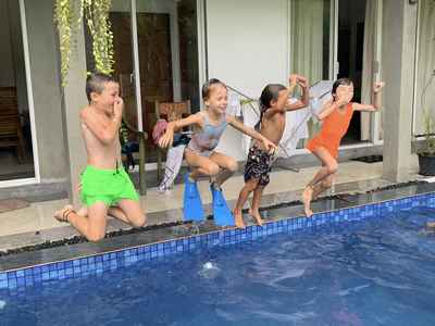 Enfants au bord de la piscine au sri lanka